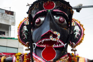 NAGPUR, MAHARASHTRA, INDIA 11 Eylül 2018: Marbat festivali alayındaki kalabalık şehri kötü ruhlardan korumak için kutlanıyor ve şehir sokaklarında şeytani heykeller sergiliyorlar..