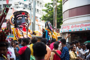 NAGPUR, MAHARASHTRA, INDIA 11 Eylül 2018: Marbat festivali alayındaki kalabalık şehri kötü ruhlardan korumak için kutlanıyor ve şehir sokaklarında şeytani heykeller sergiliyorlar..