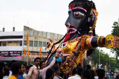 NAGPUR, MAHARASHTRA, INDIA 11 Eylül 2018: Marbat festivali alayındaki kalabalık şehri kötü ruhlardan korumak için kutlanıyor ve şehir sokaklarında şeytani heykeller sergiliyorlar..