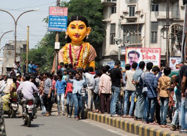 NAGPUR, MAHARASHTRA, INDIA 11 Eylül 2018: Marbat festivali alayındaki kalabalık şehri kötü ruhlardan korumak için kutlanıyor ve şehir sokaklarında şeytani heykeller sergiliyorlar..
