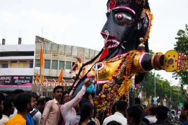 NAGPUR, MAHARASHTRA, INDIA 11 Eylül 2018: Marbat festivali alayındaki kalabalık şehri kötü ruhlardan korumak için kutlanıyor ve şehir sokaklarında şeytani heykeller sergiliyorlar..
