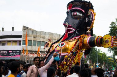 NAGPUR, MAHARASHTRA, INDIA 11 Eylül 2018: Marbat festivali alayındaki kalabalık şehri kötü ruhlardan korumak için kutlanıyor ve şehir sokaklarında şeytani heykeller sergiliyorlar..