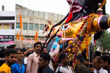 NAGPUR, MAHARASHTRA, INDIA 11 Eylül 2018: Marbat festivali alayındaki kalabalık şehri kötü ruhlardan korumak için kutlanıyor ve şehir sokaklarında şeytani heykeller sergiliyorlar..