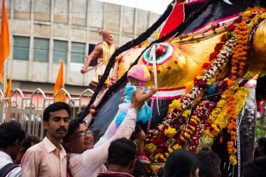 NAGPUR, MAHARASHTRA, INDIA 11 Eylül 2018: Marbat festivali alayındaki kalabalık şehri kötü ruhlardan korumak için kutlanıyor ve şehir sokaklarında şeytani heykeller sergiliyorlar..