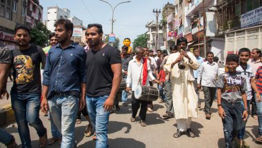 NAGPUR, MAHARASHTRA, INDIA 11 Eylül 2018: Marbat festivali alayındaki kalabalık şehri kötü ruhlardan korumak için kutlanıyor ve şehir sokaklarında şeytani heykeller sergiliyorlar..