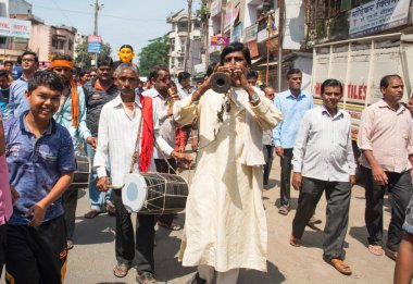 NAGPUR, MAHARASHTRA, INDIA 11 Eylül 2018: Marbat festivali alayındaki kalabalık şehri kötü ruhlardan korumak için kutlanıyor ve şehir sokaklarında şeytani heykeller sergiliyorlar..
