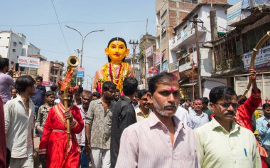 NAGPUR, MAHARASHTRA, INDIA 11 Eylül 2018: Marbat festivali alayındaki kalabalık şehri kötü ruhlardan korumak için kutlanıyor ve şehir sokaklarında şeytani heykeller sergiliyorlar..