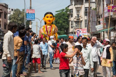 NAGPUR, MAHARASHTRA, INDIA 11 Eylül 2018: Marbat festivali alayındaki kalabalık şehri kötü ruhlardan korumak için kutlanıyor ve şehir sokaklarında şeytani heykeller sergiliyorlar..
