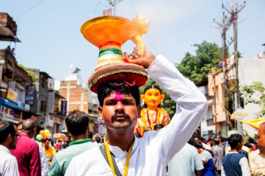 NAGPUR, MAHARASHTRA, INDIA 11 Eylül 2018: Marbat festivali alayındaki kalabalık şehri kötü ruhlardan korumak için kutlanıyor ve şehir sokaklarında şeytani heykeller sergiliyorlar..