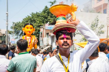 NAGPUR, MAHARASHTRA, INDIA 11 Eylül 2018: Marbat festivali alayındaki kalabalık şehri kötü ruhlardan korumak için kutlanıyor ve şehir sokaklarında şeytani heykeller sergiliyorlar..
