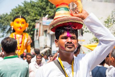 NAGPUR, MAHARASHTRA, INDIA 11 Eylül 2018: Marbat festivali alayındaki kalabalık şehri kötü ruhlardan korumak için kutlanıyor ve şehir sokaklarında şeytani heykeller sergiliyorlar..