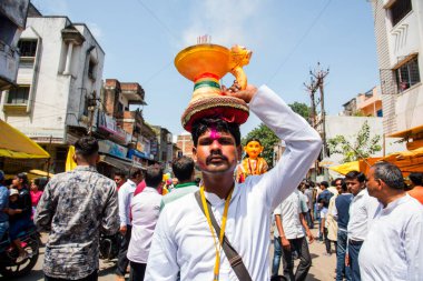 NAGPUR, MAHARASHTRA, INDIA 11 Eylül 2018: Marbat festivali alayındaki kalabalık şehri kötü ruhlardan korumak için kutlanıyor ve şehir sokaklarında şeytani heykeller sergiliyorlar..