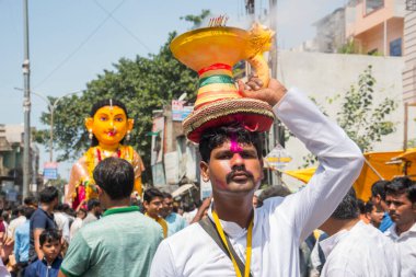 NAGPUR, MAHARASHTRA, INDIA 11 Eylül 2018: Marbat festivali alayındaki kalabalık şehri kötü ruhlardan korumak için kutlanıyor ve şehir sokaklarında şeytani heykeller sergiliyorlar..