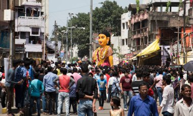 NAGPUR, MAHARASHTRA, INDIA 11 Eylül 2018: Marbat festivali alayındaki kalabalık şehri kötü ruhlardan korumak için kutlanıyor ve şehir sokaklarında şeytani heykeller sergiliyorlar..