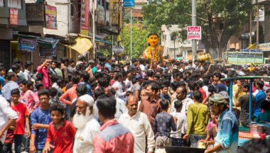 NAGPUR, MAHARASHTRA, INDIA 11 Eylül 2018: Marbat festivali alayındaki kalabalık şehri kötü ruhlardan korumak için kutlanıyor ve şehir sokaklarında şeytani heykeller sergiliyorlar..