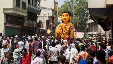 NAGPUR, MAHARASHTRA, INDIA 11 Eylül 2018: Marbat festivali alayındaki kalabalık şehri kötü ruhlardan korumak için kutlanıyor ve şehir sokaklarında şeytani heykeller sergiliyorlar..