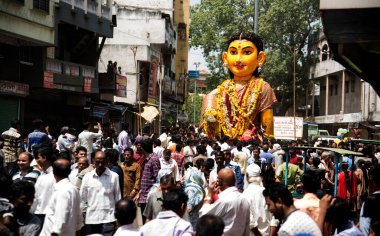 NAGPUR, MAHARASHTRA, INDIA 11 Eylül 2018: Marbat festivali alayındaki kalabalık şehri kötü ruhlardan korumak için kutlanıyor ve şehir sokaklarında şeytani heykeller sergiliyorlar..