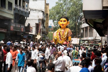 NAGPUR, MAHARASHTRA, INDIA 11 Eylül 2018: Marbat festivali alayındaki kalabalık şehri kötü ruhlardan korumak için kutlanıyor ve şehir sokaklarında şeytani heykeller sergiliyorlar..