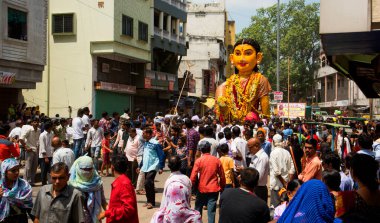 NAGPUR, MAHARASHTRA, INDIA 11 Eylül 2018: Marbat festivali alayındaki kalabalık şehri kötü ruhlardan korumak için kutlanıyor ve şehir sokaklarında şeytani heykeller sergiliyorlar..