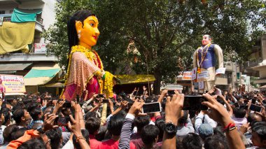 NAGPUR, MAHARASHTRA, INDIA 11 Eylül 2018: Marbat festivali alayındaki kalabalık şehri kötü ruhlardan korumak için kutlanıyor ve şehir sokaklarında şeytani heykeller sergiliyorlar..