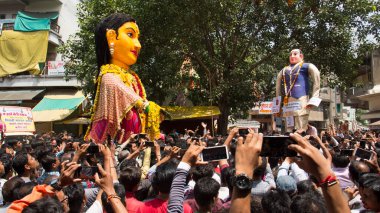 NAGPUR, MAHARASHTRA, INDIA 11 Eylül 2018: Marbat festivali alayındaki kalabalık şehri kötü ruhlardan korumak için kutlanıyor ve şehir sokaklarında şeytani heykeller sergiliyorlar..