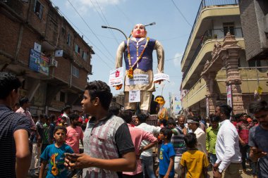 NAGPUR, MAHARASHTRA, INDIA 11 Eylül 2018: Marbat festivali alayındaki kalabalık şehri kötü ruhlardan korumak için kutlanıyor ve şehir sokaklarında şeytani heykeller sergiliyorlar..