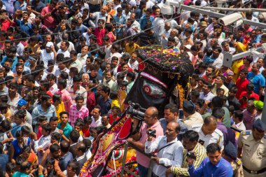 NAGPUR, MAHARASHTRA, INDIA 11 Eylül 2018: Marbat festivali alayındaki kalabalık şehri kötü ruhlardan korumak için kutlanıyor ve şehir sokaklarında şeytani heykeller sergiliyorlar..