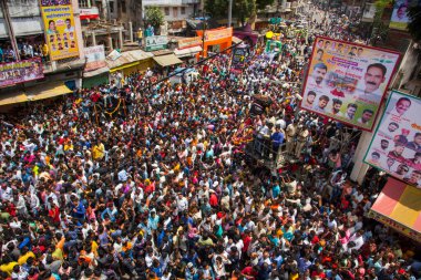 NAGPUR, MAHARASHTRA, INDIA 11 Eylül 2018: Marbat festivali alayındaki kalabalık şehri kötü ruhlardan korumak için kutlanıyor ve şehir sokaklarında şeytani heykeller sergiliyorlar..