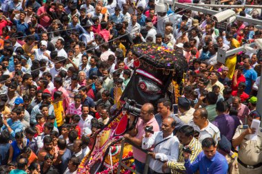 NAGPUR, MAHARASHTRA, INDIA 11 Eylül 2018: Marbat festivali alayındaki kalabalık şehri kötü ruhlardan korumak için kutlanıyor ve şehir sokaklarında şeytani heykeller sergiliyorlar..