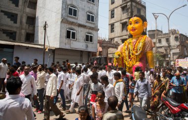 NAGPUR, MAHARASHTRA, INDIA 11 Eylül 2018: Marbat festivali alayındaki kalabalık şehri kötü ruhlardan korumak için kutlanıyor ve şehir sokaklarında şeytani heykeller sergiliyorlar..