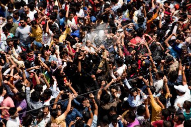 NAGPUR, MAHARASHTRA, INDIA 11 Eylül 2018: Marbat festivali alayındaki kalabalık şehri kötü ruhlardan korumak için kutlanıyor ve şehir sokaklarında şeytani heykeller sergiliyorlar..