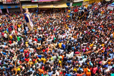 NAGPUR, MAHARASHTRA, INDIA 11 Eylül 2018: Marbat festivali alayındaki kalabalık şehri kötü ruhlardan korumak için kutlanıyor ve şehir sokaklarında şeytani heykeller sergiliyorlar..