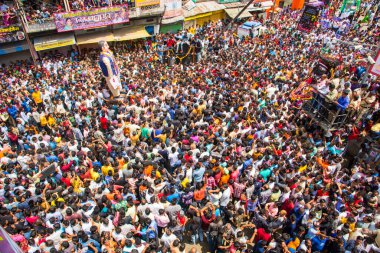 NAGPUR, MAHARASHTRA, INDIA 11 Eylül 2018: Marbat festivali alayındaki kalabalık şehri kötü ruhlardan korumak için kutlanıyor ve şehir sokaklarında şeytani heykeller sergiliyorlar..
