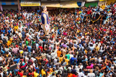 NAGPUR, MAHARASHTRA, INDIA 11 Eylül 2018: Marbat festivali alayındaki kalabalık şehri kötü ruhlardan korumak için kutlanıyor ve şehir sokaklarında şeytani heykeller sergiliyorlar..