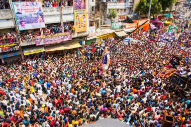 NAGPUR, MAHARASHTRA, INDIA 11 Eylül 2018: Marbat festivali alayındaki kalabalık şehri kötü ruhlardan korumak için kutlanıyor ve şehir sokaklarında şeytani heykeller sergiliyorlar..
