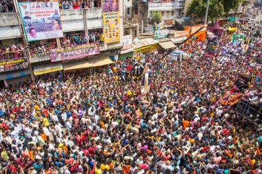 NAGPUR, MAHARASHTRA, INDIA 11 Eylül 2018: Marbat festivali alayındaki kalabalık şehri kötü ruhlardan korumak için kutlanıyor ve şehir sokaklarında şeytani heykeller sergiliyorlar..