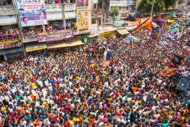 NAGPUR, MAHARASHTRA, INDIA 11 Eylül 2018: Marbat festivali alayındaki kalabalık şehri kötü ruhlardan korumak için kutlanıyor ve şehir sokaklarında şeytani heykeller sergiliyorlar..