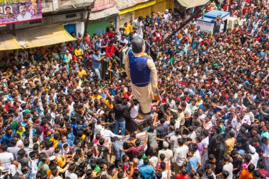 NAGPUR, MAHARASHTRA, INDIA 11 Eylül 2018: Marbat festivali alayındaki kalabalık şehri kötü ruhlardan korumak için kutlanıyor ve şehir sokaklarında şeytani heykeller sergiliyorlar..
