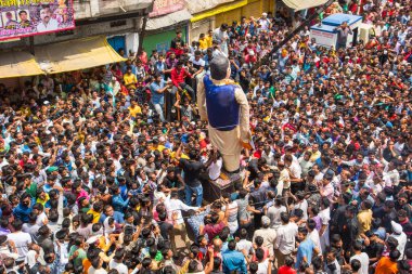 NAGPUR, MAHARASHTRA, INDIA 11 Eylül 2018: Marbat festivali alayındaki kalabalık şehri kötü ruhlardan korumak için kutlanıyor ve şehir sokaklarında şeytani heykeller sergiliyorlar..