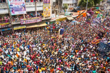 NAGPUR, MAHARASHTRA, INDIA 11 Eylül 2018: Marbat festivali alayındaki kalabalık şehri kötü ruhlardan korumak için kutlanıyor ve şehir sokaklarında şeytani heykeller sergiliyorlar..