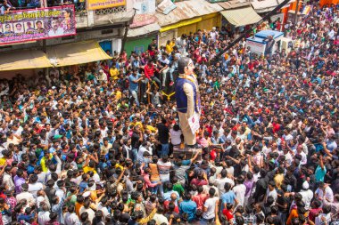 NAGPUR, MAHARASHTRA, INDIA 11 Eylül 2018: Marbat festivali alayındaki kalabalık şehri kötü ruhlardan korumak için kutlanıyor ve şehir sokaklarında şeytani heykeller sergiliyorlar..