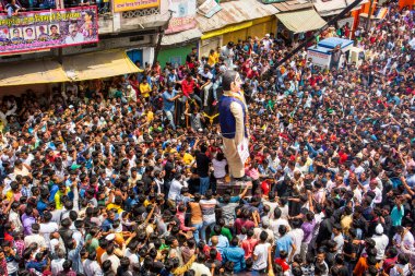 NAGPUR, MAHARASHTRA, INDIA 11 Eylül 2018: Marbat festivali alayındaki kalabalık şehri kötü ruhlardan korumak için kutlanıyor ve şehir sokaklarında şeytani heykeller sergiliyorlar..