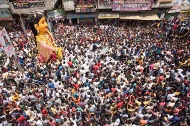 NAGPUR, MAHARASHTRA, INDIA 11 Eylül 2018: Marbat festivali alayındaki kalabalık şehri kötü ruhlardan korumak için kutlanıyor ve şehir sokaklarında şeytani heykeller sergiliyorlar..