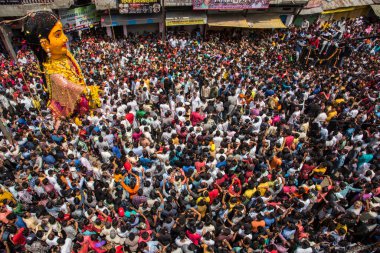 NAGPUR, MAHARASHTRA, INDIA 11 Eylül 2018: Marbat festivali alayındaki kalabalık şehri kötü ruhlardan korumak için kutlanıyor ve şehir sokaklarında şeytani heykeller sergiliyorlar..