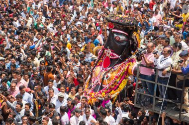 NAGPUR, MAHARASHTRA, INDIA 11 Eylül 2018: Marbat festivali alayındaki kalabalık şehri kötü ruhlardan korumak için kutlanıyor ve şehir sokaklarında şeytani heykeller sergiliyorlar..