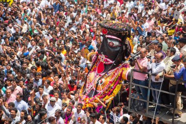 NAGPUR, MAHARASHTRA, INDIA 11 Eylül 2018: Marbat festivali alayındaki kalabalık şehri kötü ruhlardan korumak için kutlanıyor ve şehir sokaklarında şeytani heykeller sergiliyorlar..