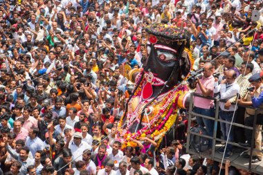 NAGPUR, MAHARASHTRA, INDIA 11 Eylül 2018: Marbat festivali alayındaki kalabalık şehri kötü ruhlardan korumak için kutlanıyor ve şehir sokaklarında şeytani heykeller sergiliyorlar..