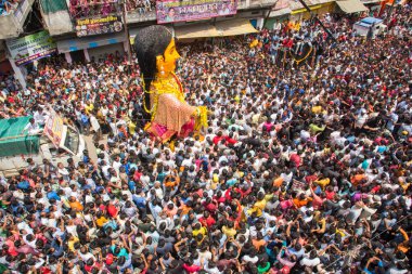NAGPUR, MAHARASHTRA, INDIA 11 Eylül 2018: Marbat festivali alayındaki kalabalık şehri kötü ruhlardan korumak için kutlanıyor ve şehir sokaklarında şeytani heykeller sergiliyorlar..