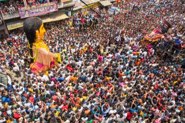 NAGPUR, MAHARASHTRA, INDIA 11 Eylül 2018: Marbat festivali alayındaki kalabalık şehri kötü ruhlardan korumak için kutlanıyor ve şehir sokaklarında şeytani heykeller sergiliyorlar..