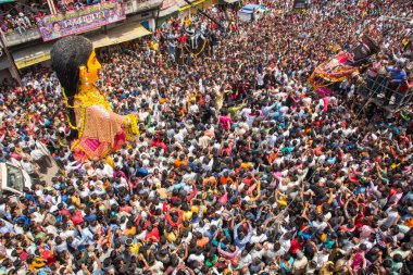 NAGPUR, MAHARASHTRA, INDIA 11 Eylül 2018: Marbat festivali alayındaki kalabalık şehri kötü ruhlardan korumak için kutlanıyor ve şehir sokaklarında şeytani heykeller sergiliyorlar..
